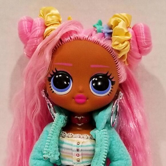 L.O.L. Surprise! O.M.G. Sunshine Gurl Doll & Accessories, EUC - Picture 2 of 9